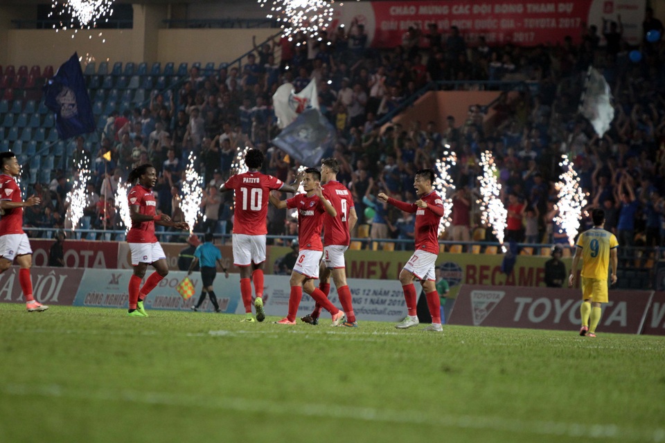 Thủ môn FLC Thanh Hoá sai lầm ngớ ngẩn khiến đội nhà trắng tay tại Cẩm Phả - 2
Niềm vui chiến thắng của Than Quảng Ninh - Ảnh: Gia Hưng