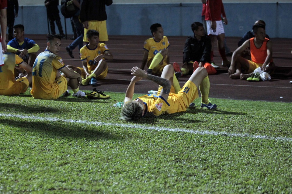 Thủ môn FLC Thanh Hoá sai lầm ngớ ngẩn khiến đội nhà trắng tay tại Cẩm Phả - 3
Nỗi buồn bại trận của cầu thủ FLC Thanh Hóa - Ảnh: Gia Hưng