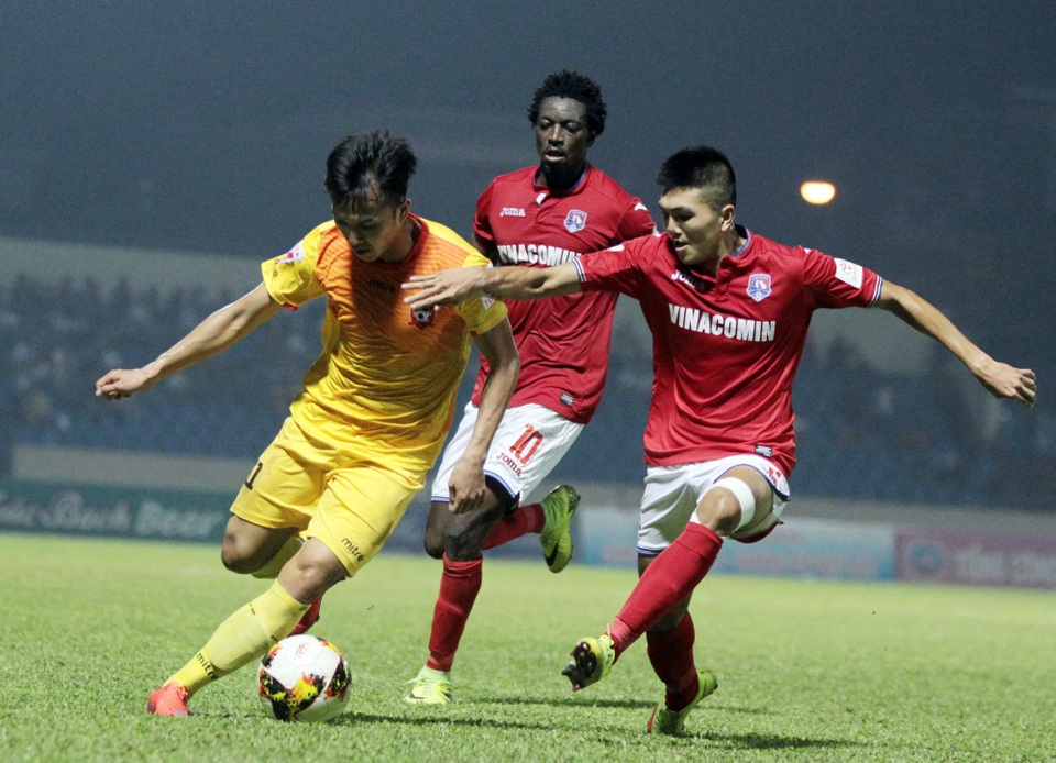 
Quảng Ninh (đỏ) chơi chủ động trong cả trận đấu - Ảnh: Gia Hưng
