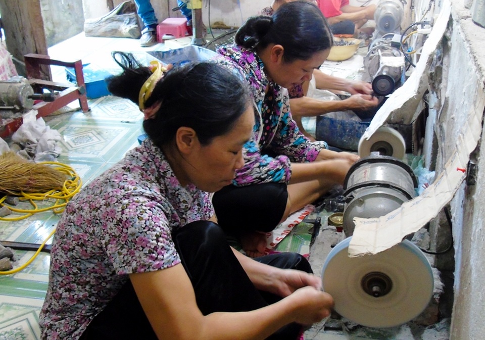 Hà Nam: Làng mỹ nghệ sừng Đô Hai tất bật mối hàng dịp tết - 2 Ngay cả những người phụ nữ cũng có thể trở thành một nghệ nhân chế tác sản phẩm tinh xảo từ sừng trâu bò