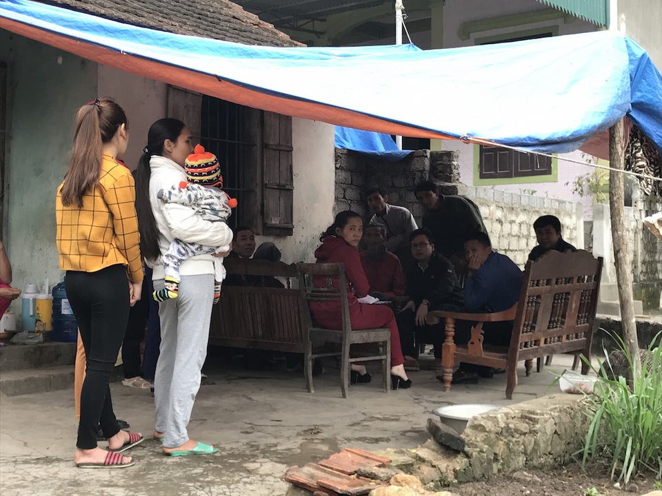 Gần 80 triệu đồng đến với cậu bé mồ côi ở với ông bà 90 tuổi - 6 Căn nhà mượn ở tạm của anh em, nay cũng đã xuống cấp, khiến cuộc sống của cháu Thụ càng bấp bênh thêm.