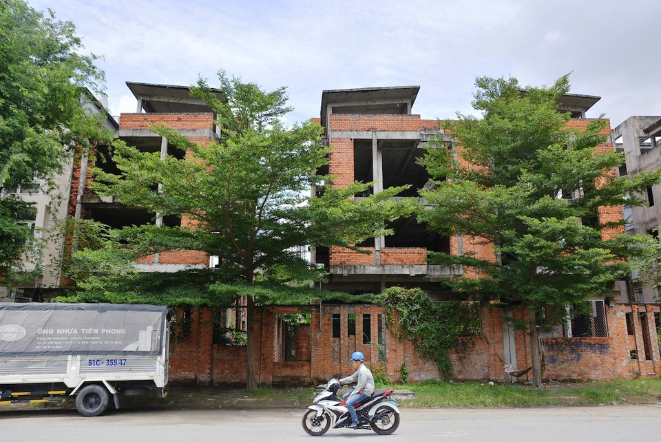 TPHCM: Hàng loạt biệt thự bạc tỷ thành nơi "ngả lưng" của con nghiện - 3 TPHCM: Hàng loạt biệt thự bạc tỷ thành nơi "ngả lưng" của con nghiện - 3