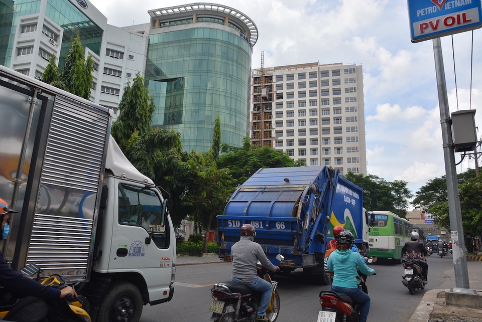 TPHCM: Bất động sản "bủa vây" các tuyến đường huyết mạch - 2 Hình ảnh thường thấy ở khu vực gần sân bay Tân Sơn Nhất