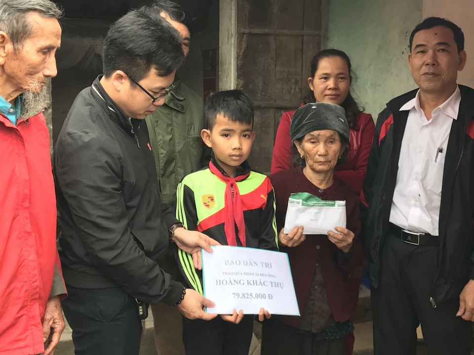 Gần 80 triệu đồng đến với cậu bé mồ côi ở với ông bà 90 tuổi - 2 PV Dân trí cùng chính quyền địa phương trao quà đến cháu Thụ.