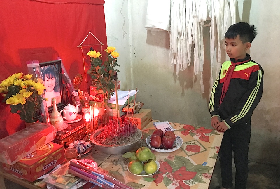 Gần 80 triệu đồng đến với cậu bé mồ côi ở với ông bà 90 tuổi - 1 Hằng ngày đi học về Thụ lại tranh thủ đến bên bàn thờ mẹ thắp nén hương.