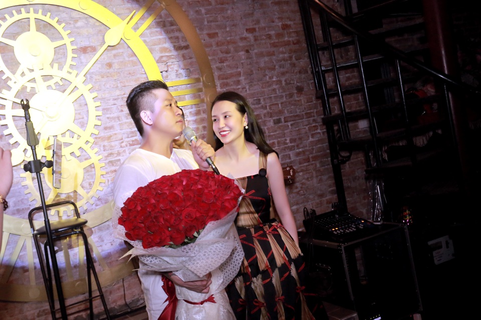 Tuấn Hưng “nịnh đầm” ngọt lịm trong ngày sinh nhật vợ - 1 Tuấn Hưng chuẩn bị một bó hoa hồng 99 bông và hát tặng vợ trong ngày sinh nhật.