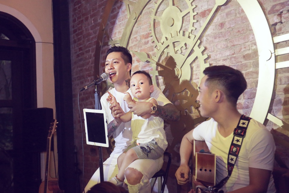 Tuấn Hưng “nịnh đầm” ngọt lịm trong ngày sinh nhật vợ - 3 Đưa cả con trai Su Hào lên sân khấu để hát tặng sinh nhật mẹ.