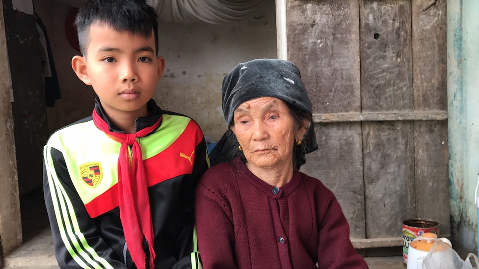 Gần 80 triệu đồng đến với cậu bé mồ côi ở với ông bà 90 tuổi - 4 Vợ chồng ông Phòng đã ngoài 90 tuổi già yếu nhưng vẫn phải chịu đựng để nuôi cháu.