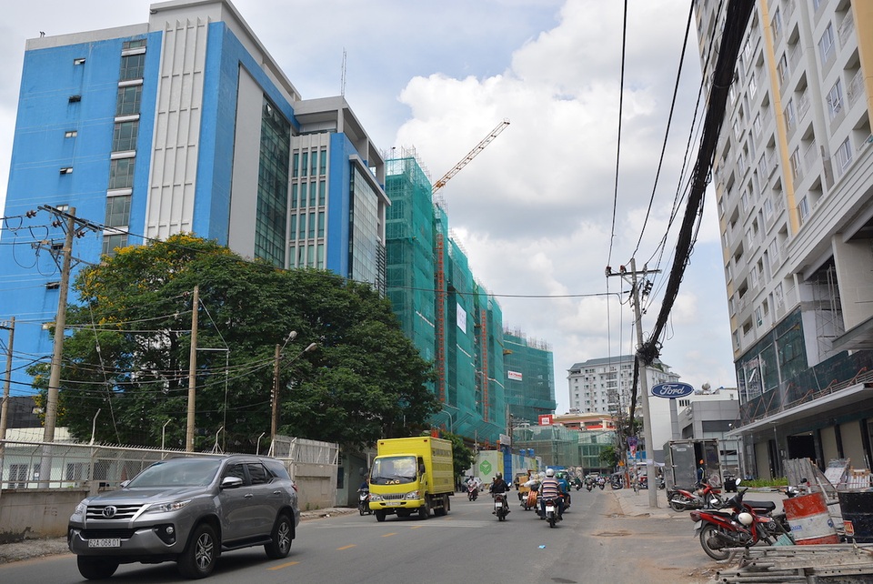 TPHCM: Bất động sản "bủa vây" các tuyến đường huyết mạch - 5 Theo nhiều chuyên gia về quy hoạch đô thị tại TPHCM, tốc độ phát triển các dự án bất động sản đang bỏ lại hạ tầng giao thông phía sau một khoảng cách xa