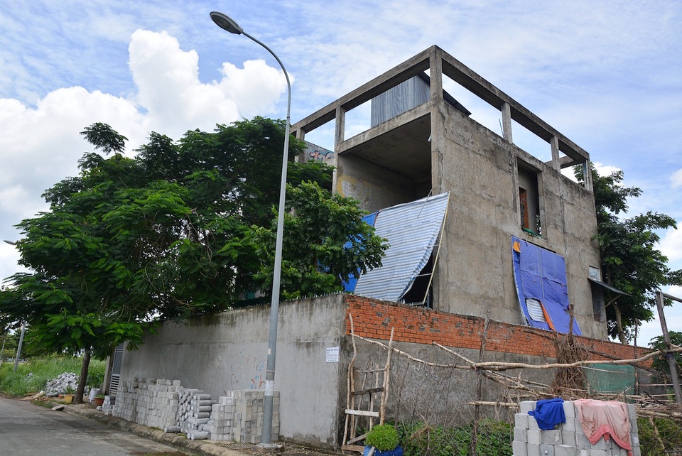 TPHCM: Hàng loạt biệt thự bạc tỷ thành nơi "ngả lưng" của con nghiện - 11
Theo quan sát của phóng viên, những căn biệt thự này dường như đang bị bỏ hoang, cỏ mọc um tùm cao khuất tầm nhìn. Một số căn nhà đã hoàn thiện phần ngoại thất cũng không có người ở.