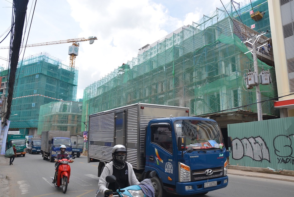 TPHCM: Bất động sản "bủa vây" các tuyến đường huyết mạch - 4 TPHCM: Bất động sản "bủa vây" các tuyến đường huyết mạch - 4