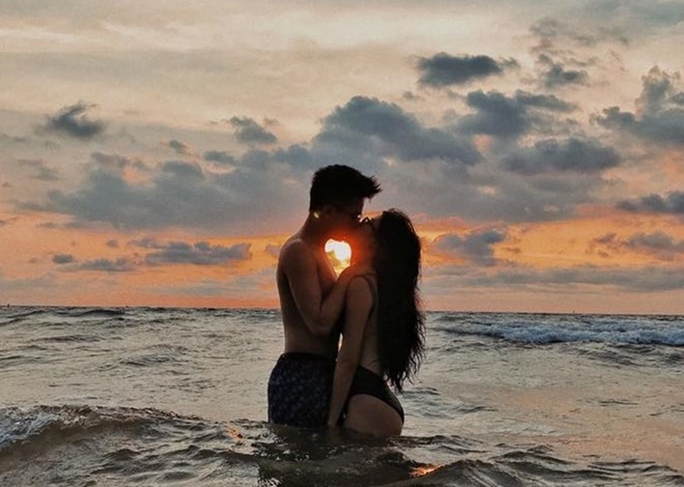 Hot girl Quỳnh Anh Shyn và bạn trai mới "khóa môi" lãng mạn trên biển - 1 Hình ảnh hôn môi lãng mạn trên biển của Quỳnh Anh Shyn và bạn trai mới khiến fan đứng ngồi không yên