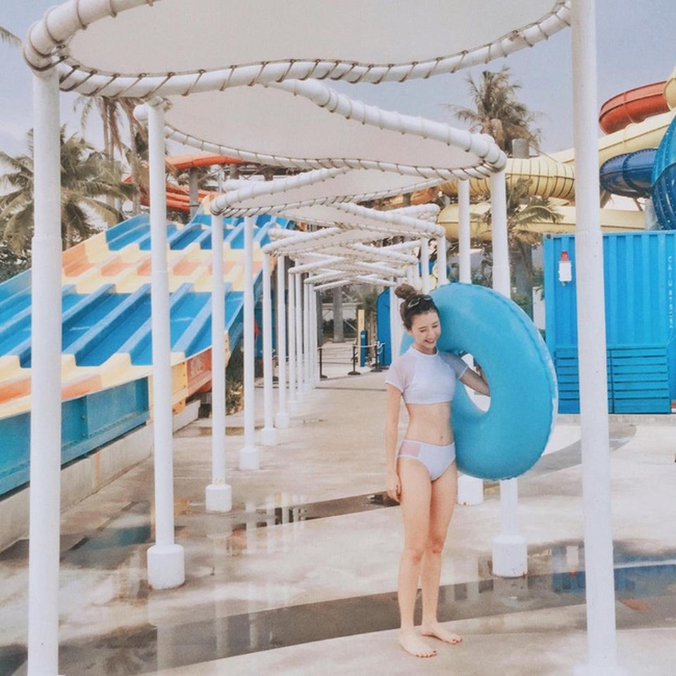 Ngắm các hot girl Việt diện bikini nóng bỏng mùa hè - 8 Với bộ đồ bơi màu trắng này, Quỳnh Anh lại mang vẻ trẻ trung và tươi tắn hơn.