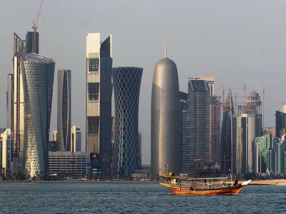Là một trong số ít quốc gia Trung Đông nằm trong danh sách những nước mạnh nhất thế giới, Qatar là quốc gia giàu có nhất thế giới nếu xét về GDP bình quân đầu người nhờ trữ lượng dầu mỏ dồi dào. Tuy nhiên, giá dầu sụt giảm đã khiến thu nhập của người dân Qatar bị kéo xuống trong năm vừa qua. (Ảnh: AP)