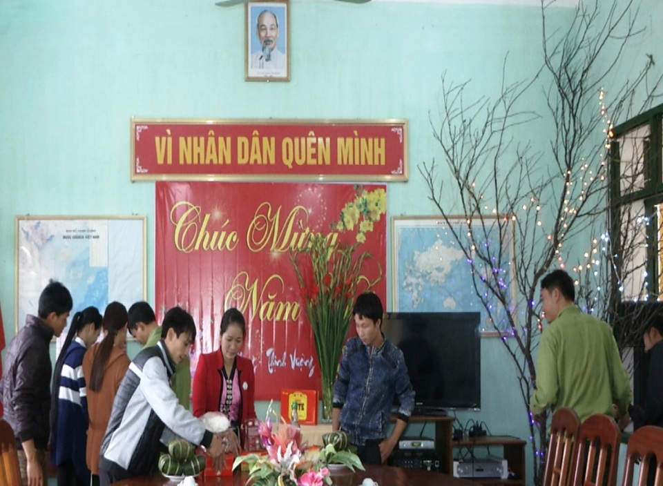 Đoàn viên thanh niên xã Quang Chiểu giúp các chiến sĩ biên phòng sửa soạn đón Tết