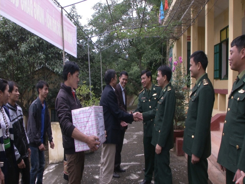 Những người gác lại niềm vui xuân - 1