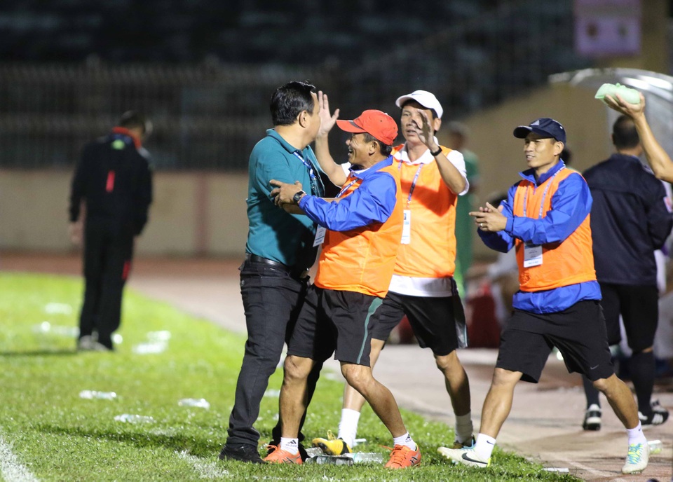 Quảng Nam xuất sắc đánh bại Hà Nội FC - 2
Niềm vui chiến thắng của các cầu thủ Quảng Nam