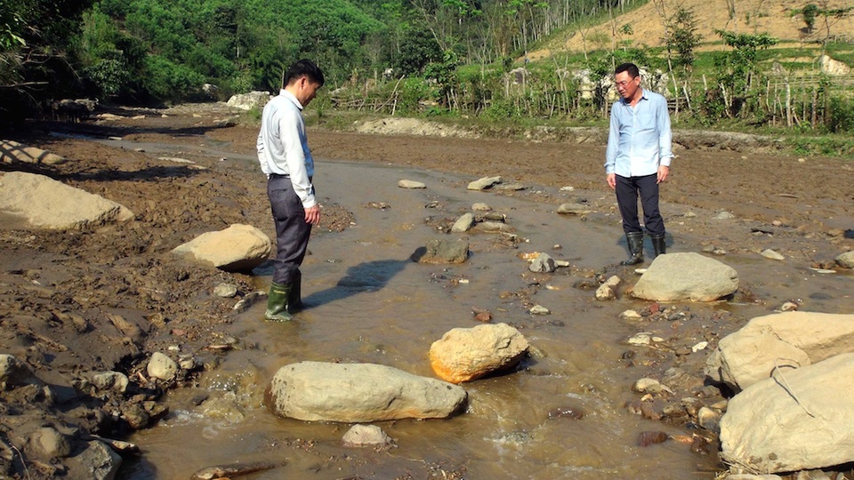 Bộ Công Thương kiểm tra vụ vỡ bể lắng chất thải quặng - 10
Đoàn công tác của Bộ Công Thương đi kiểm tra thực tế vào chiều 13/3.