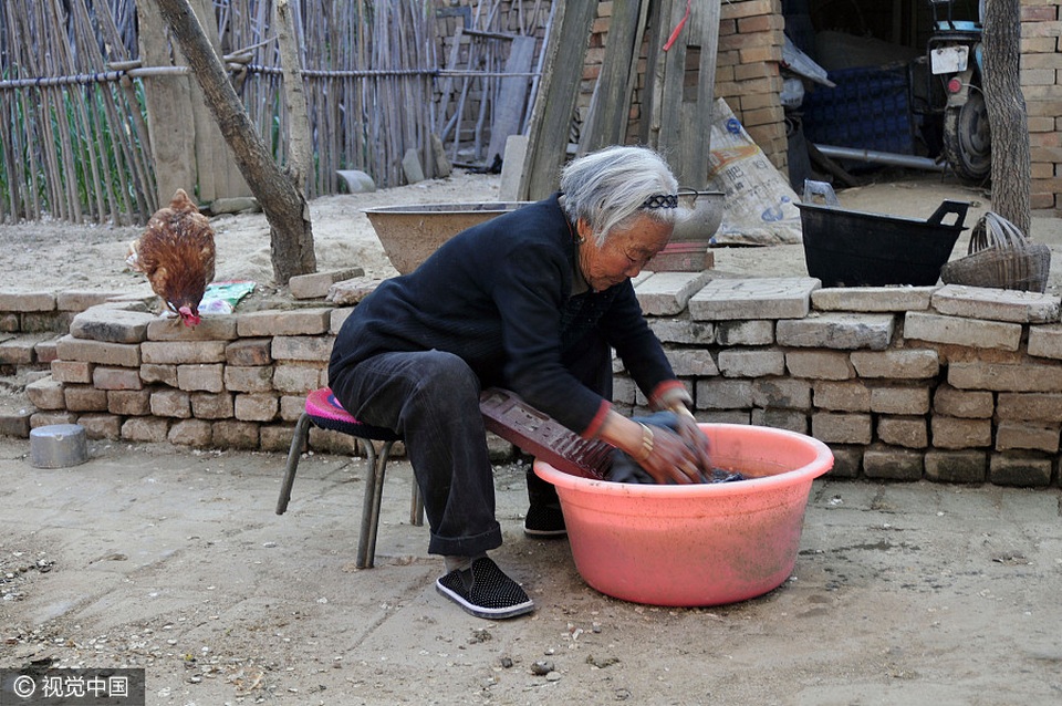 Trung Quốc: Xúc động hình ảnh con trai 64 tuổi chăm mẹ 84 tuổi - 7 Ở tuổi 84, mẹ ông Qi vẫn rất khỏe mạnh, bà tự giặt quần áo.