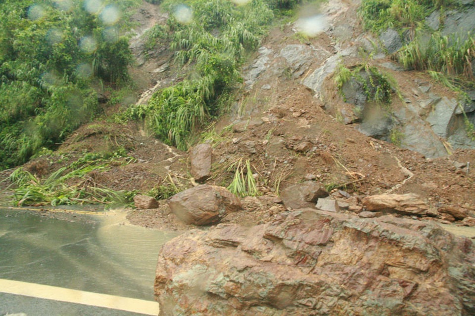 Quốc lộ 6 qua dốc Cun bị sạt lở nghiêm trọng, đất đá chia cắt tuyến đường.