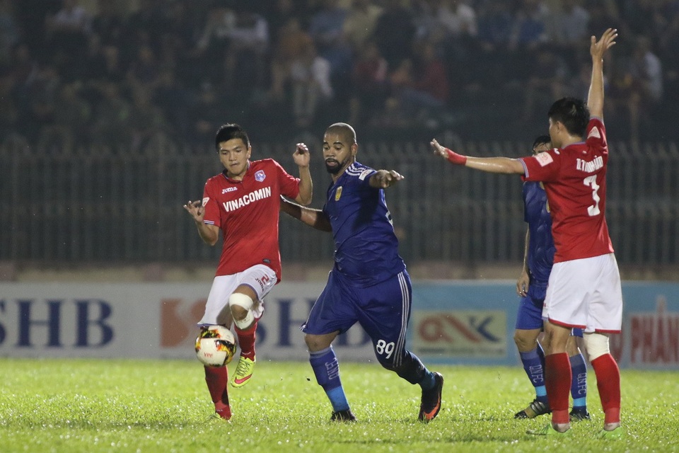 Thắng Than Quảng Ninh, Quảng Nam mở toang cánh cửa vô địch V-League - 3
Quảng Nam (xanh) chiếm ưu thế ở cuộc đua vô địch V-League