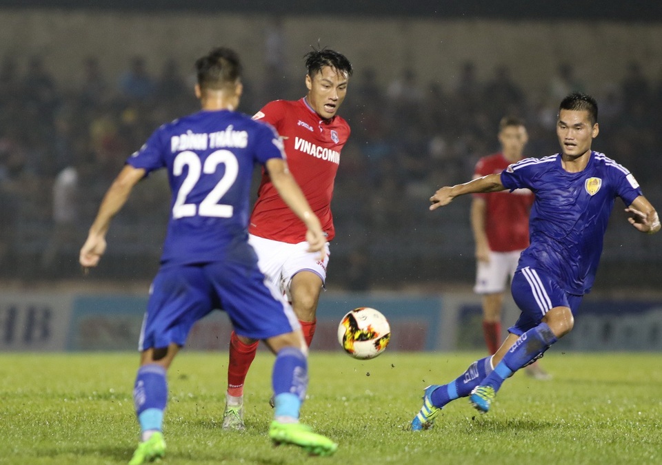 Thắng Than Quảng Ninh, Quảng Nam mở toang cánh cửa vô địch V-League - 2
Mạc Hồng Quân bất lực trước hàng thủ Quảng Nam