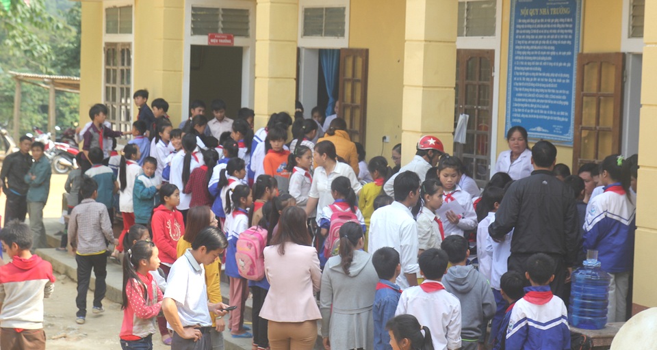 Vụ 20 học sinh viêm cầu thận cấp: Tất cả đều bị phù mặt, đau bụng, tiểu buốt - 6 Sau khi sự việc 2 em học sinh tử vong vì căn bệnh suy thận cấp, người dân nhốn nháo đưa con đi khám.