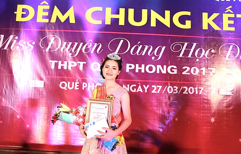 Nữ sinh dân tộc Thái thành Hoa khôi tại ngôi trường biên giới Việt - Lào - 9 Giải Nhất đã thuộc về nữ sinh Vi Thị Doan, lớp 11A11 người dân tộc Thái.
