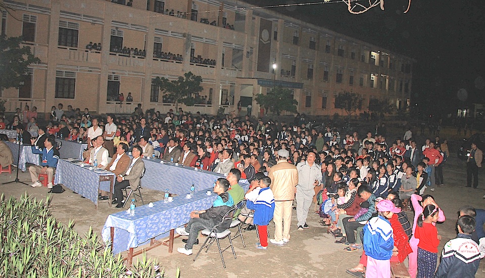 Nữ sinh dân tộc Thái thành Hoa khôi tại ngôi trường biên giới Việt - Lào - 12 Đông đảo người dân và học sinh theo dõi.
