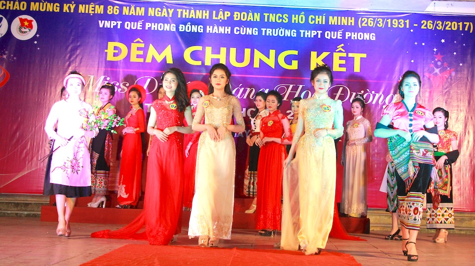 Nữ sinh dân tộc Thái thành Hoa khôi tại ngôi trường biên giới Việt - Lào - 7 Các người đẹp dự thi vào vòng chung kết.