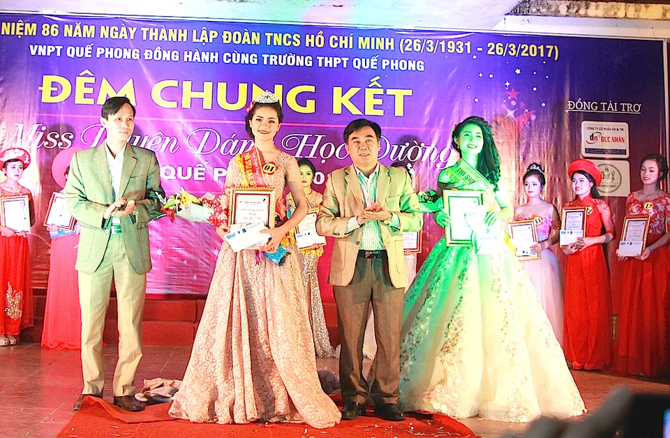 Nữ sinh dân tộc Thái thành Hoa khôi tại ngôi trường biên giới Việt - Lào - 10 Ban tổ chức trao giải Nhất và Nhì cho hai thí sinh.