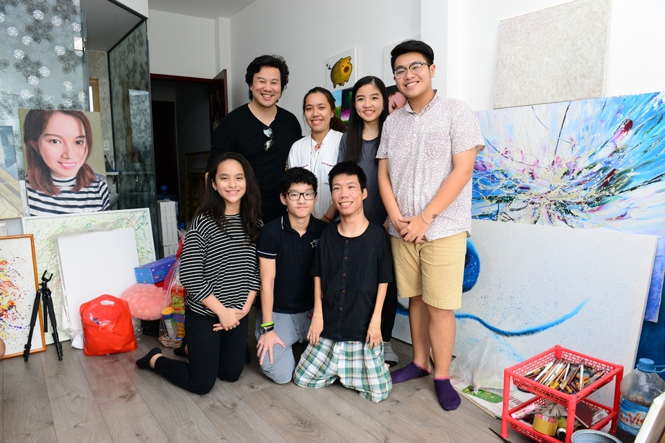 Học trò Thanh Bùi đi khắp TP HCM san sẻ yêu thương giáp Tết - 3 Người họa sĩ khuyết tật truyền cảm hứng cho các bạn trẻ.