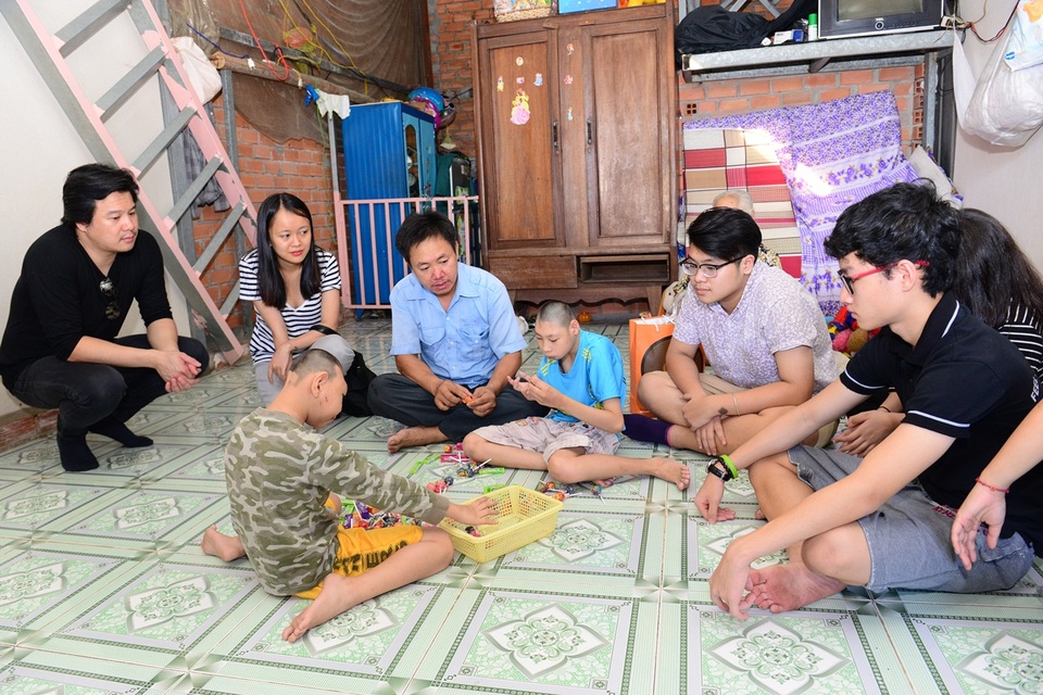 Học trò Thanh Bùi đi khắp TP HCM san sẻ yêu thương giáp Tết - 2 Học trò Thanh Bùi đi khắp TP HCM san sẻ yêu thương giáp Tết - 2