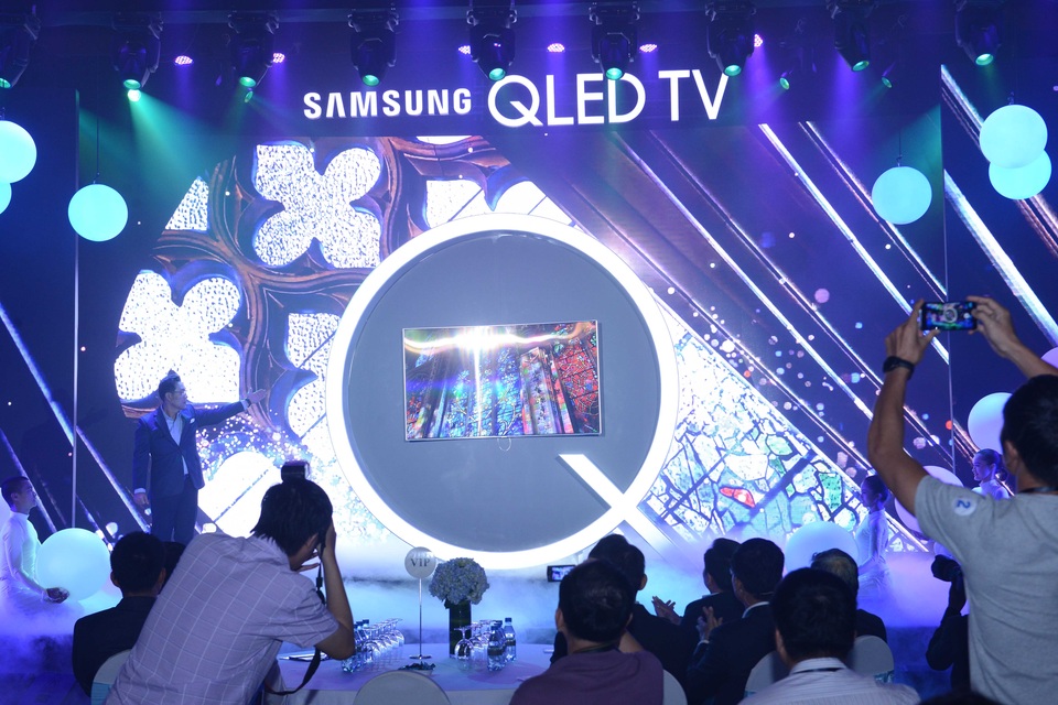 TV QLED gây bất ngờ ngay tại sự kiện ra mắt - 3
Ông Kim Cheol Gi, Tổng Giám đốc Công ty Điện tử Samsung Vina chính thức giới thiệu TV QLED 2017 đến thị trường Việt Nam