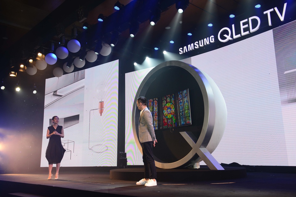 TV QLED gây bất ngờ ngay tại sự kiện ra mắt - 6
Nhà thiết kế, hoạ sỹ Thủy Nguyễn, chủ thương hiệu thời trang Thuỷ Design House chia sẻ: “TV QLED 2017 với Viền mỏng mở rộng không gian mở giúp người dùng cảm nhận nội dung hiển thị như một bức tranh.”