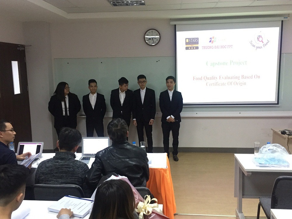 Sinh viên FPT giải bài toán an toàn thực phẩm trước thềm Tết Mậu Tuất - 1 Nhóm sinh viên Tổ chức Giáo dục FPT trong buổi bảo vệ đồ án “Đánh giá chất lượng thực phẩm dựa trên cơ sở chứng thực nguồn gốc”. (Ảnh: NVCC)