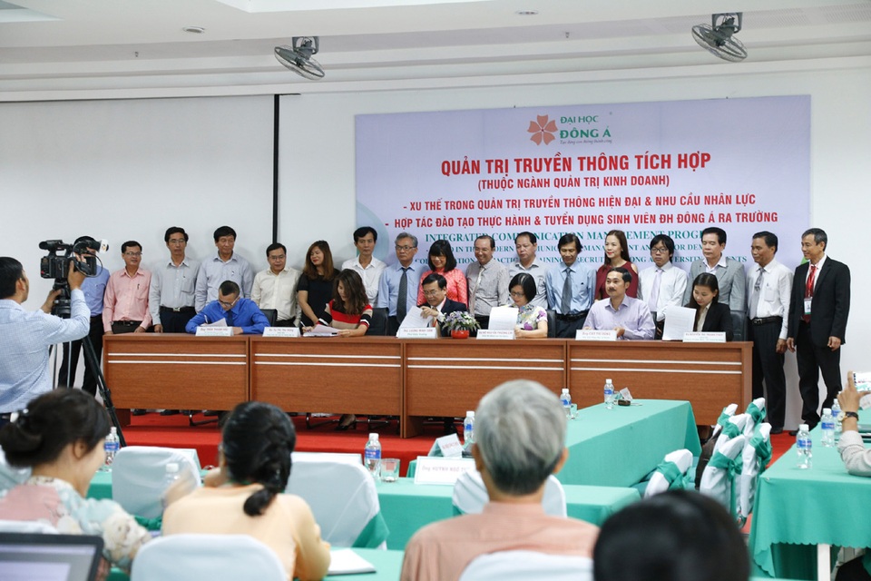 QTKD-Quản trị truyền thông tích hợp tại ĐH Đông Á: Bảo đảm việc làm cho SV ra trường - 2 Các doanh nghiệp, đơn vị ký kết hợp tác đào tạo và tuyển dụng đối với SV Quản trị truyền thông tích hợp ĐH Đông Á.