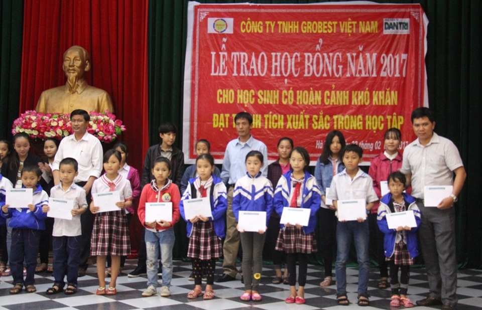 Trao 240 suất học bổng của Grobest Việt Nam đến học sinh nghèo học giỏi Hà Tĩnh - 3 Đại diện công ty TNHH Grobest Việt Nam trao 60 suất học bổng cho các em học sinh Tiểu học và THCS phường Kỳ Phương