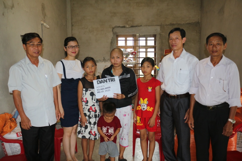 Trao hơn 53 triệu đồng tới gia đình chị Nguyễn Thị Hoa - 3 Đại diện chính quyền xã Cẩm Thành, huyện Cẩm Xuyên đã tới thăm và trao số tiền 53.485.000 đồng tới gia đình chị Nguyễn Thị Hoa