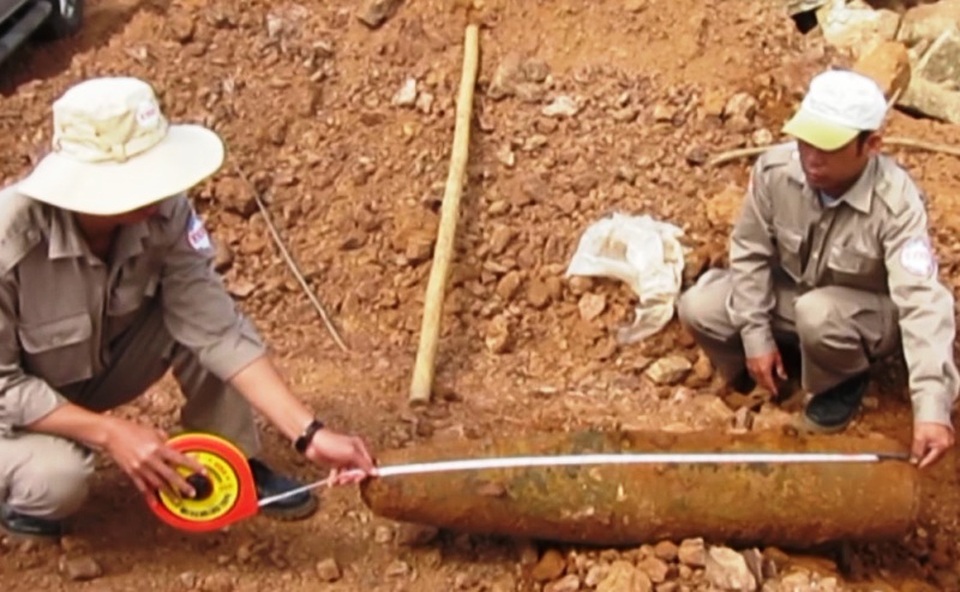 Phát hiện quả bom nặng hơn 100kg khi thi công mở rộng cửa khẩu - 1
Quả bom được phát hiện nằm cách mặt đất khoảng 3-4m, có chiều dài 1,2m (Ảnh: N.C)