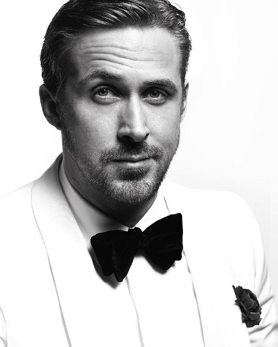 Khoảnh khắc đen trắng ấn tượng của dàn sao nhận giải Quả cầu vàng lần thứ 74 - 2
Ryan Gosling đã có một đêm trao giải tuyệt vời tại Quả cầu vàng năm 2017 khi nhận giải Nam diễn viên xuất sắc nhất (thể loại phim hài và phim ca nhạc) cho diễn xuất trong La La Land. Trên sân khấu, anh đã có một bài phát biểu vô cùng cảm động dành cho bạn gái và hai đứa con gái. Tôi muốn cảm ơn một người đặc biệt và nói rằng khi tôi đang ca hát, nhảy múa hay chơi piano, đang có một trong những trải nghiệm tuyệt vời nhất cuộc đời thì người phụ nữ của tôi đang phải bận rộn chăm sóc, nuôi dạy con gái tôi. Cô ấy mang bầu lần thứ hai và phải giúp em trai mình chiến đấu với căn bệnh ung thư. Nếu cô ấy không đảm nhiệm những công việc đó thì tôi không có thời gian để có những trải nghiệm tuyệt vời như vậy, không thể có cơ hội đứng đây lúc này. Em thân yêu, cảm ơn em, anh nói.