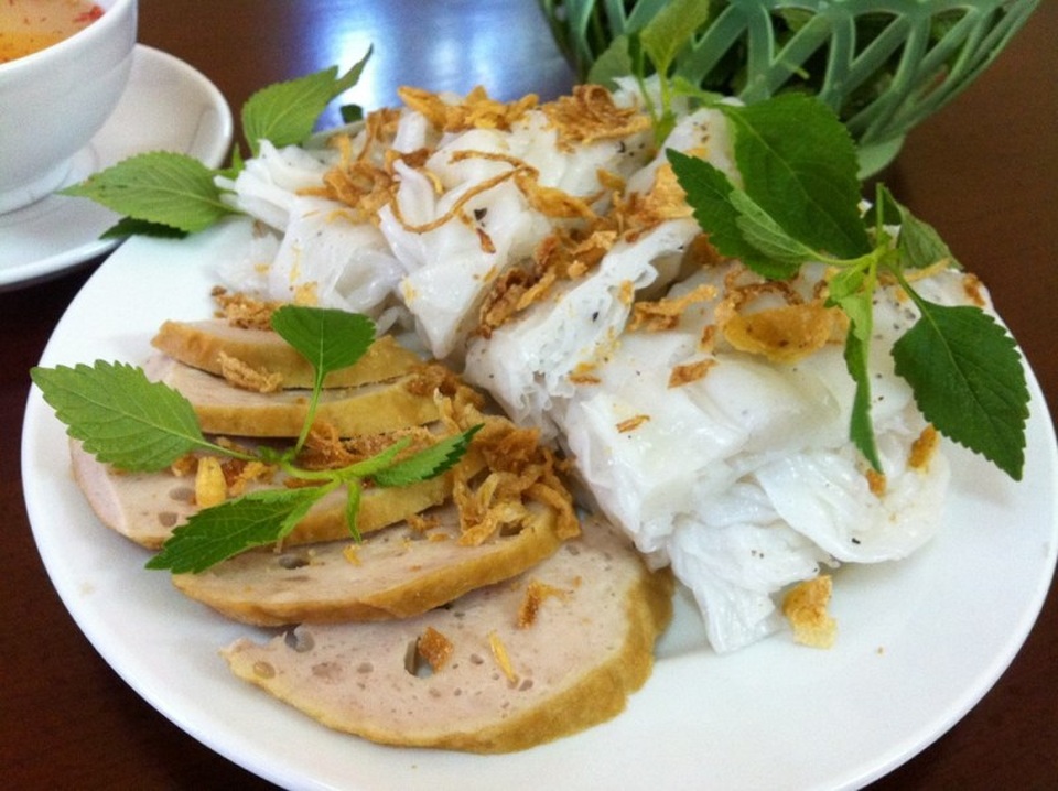 Những món quà sáng gắn với tuổi thơ người Hà Thành - 5 Đĩa bánh cuốn cho một buổi sáng no căng và tràn đầy năng lượng.