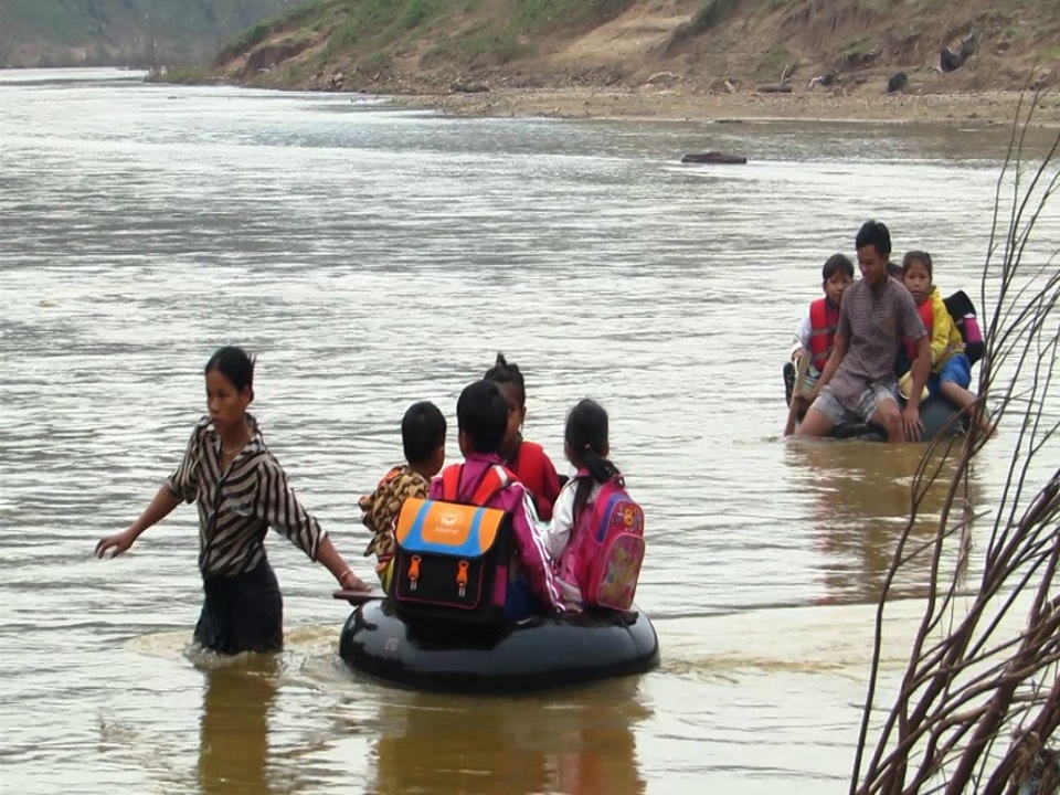 
Khoảng 4 em học sinh ngồi trên chiếc săm ô tô được bơm căng rồi người lớn kéo qua
