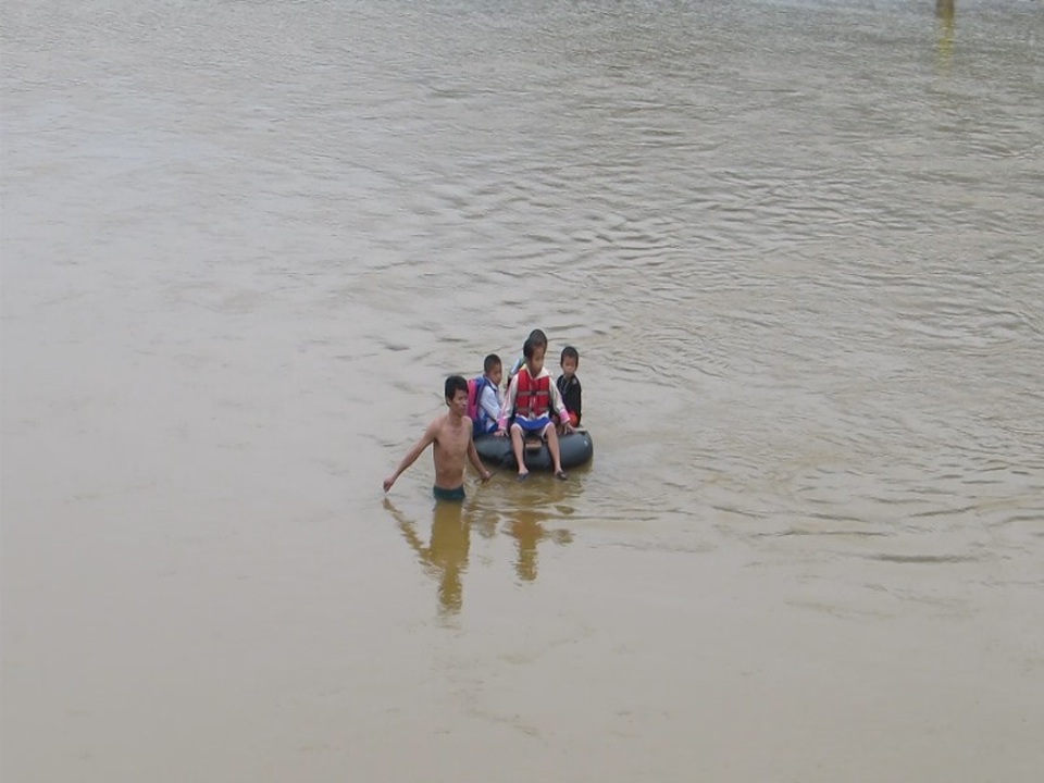 Về mùa mưa, nước sông dâng cao và chảy xiết nên mất an toàn