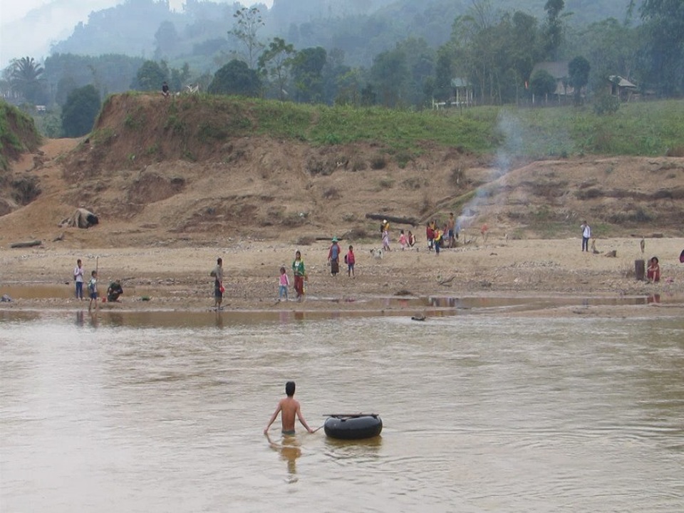 Người dân sống cách biệt bên sông Đakrông hàng ngày phải đi lại rất vất vả