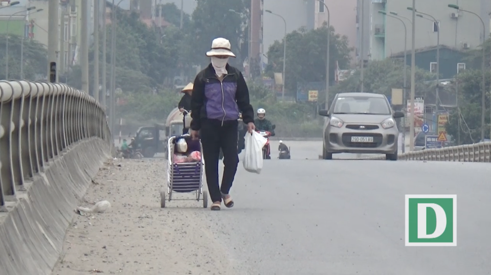 Xe quá khổ, quá tải "lộng hành" ở ngoại thành Hà Nội - 4
Những người đi bộ qua cầu vượt An Khánh luôn cảm thấy bất an.