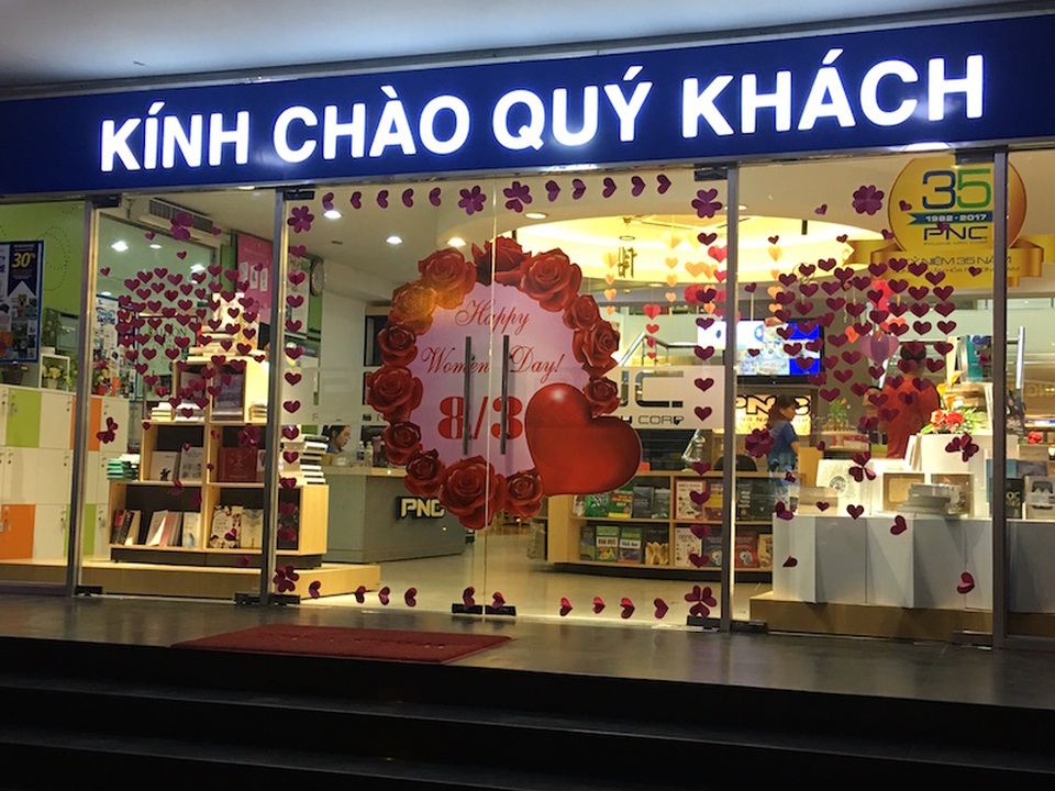 Sôi động thị trường hoa, quà tặng dịp lễ 8/3 - 1 Nhiều nhà sách hút khách vì có nhiều món quà lưu niệm độc, lạ