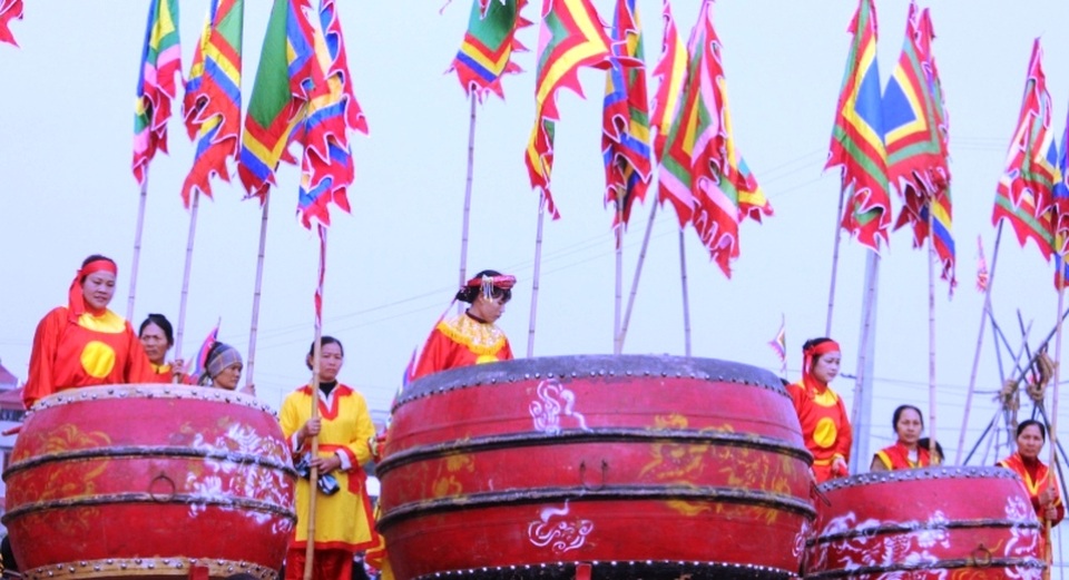 Những nữ tay trống “cự phách” ở làng Đọi Tam - 2 Nữ tay trống nhỏ bé so với chiếc trống cái cao 1m77, đường kính mặt 1m47