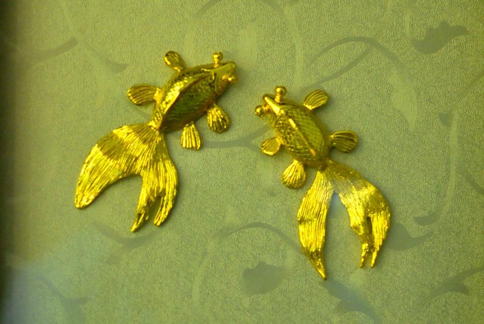 Đôi cá chép ba đuôi mạ vàng thể hiện sự đoàn viên, sum vầy với giá 5,5 triệu đồng.