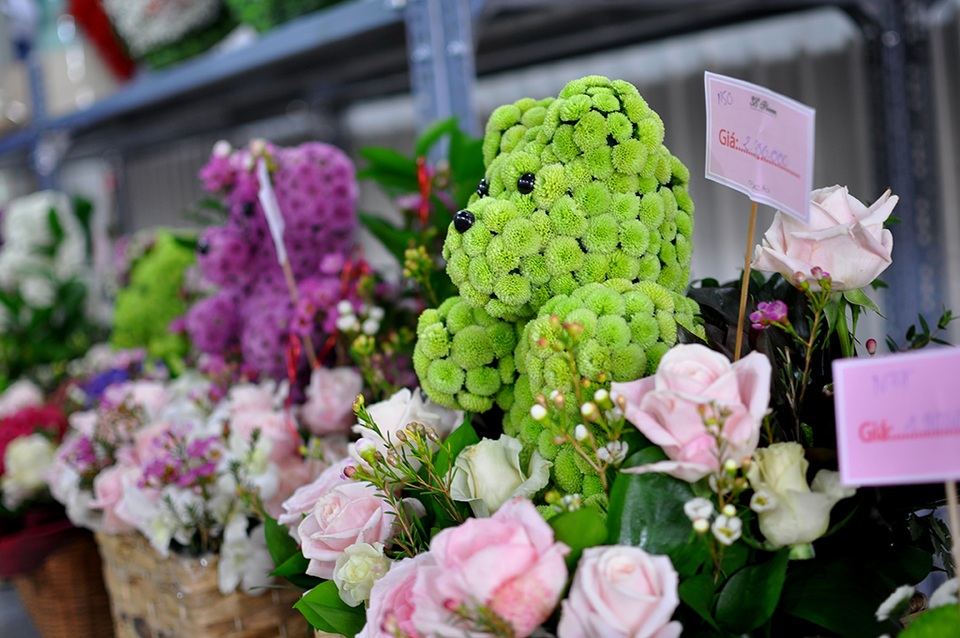 Những bó hoa, quà chuẩn bị sẵn sàng cho ngày Valentine năm nay.